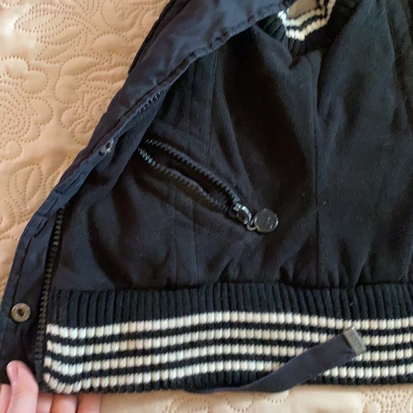 Sleeveless jacket with many pockets and high neck - Picture 2 of 9